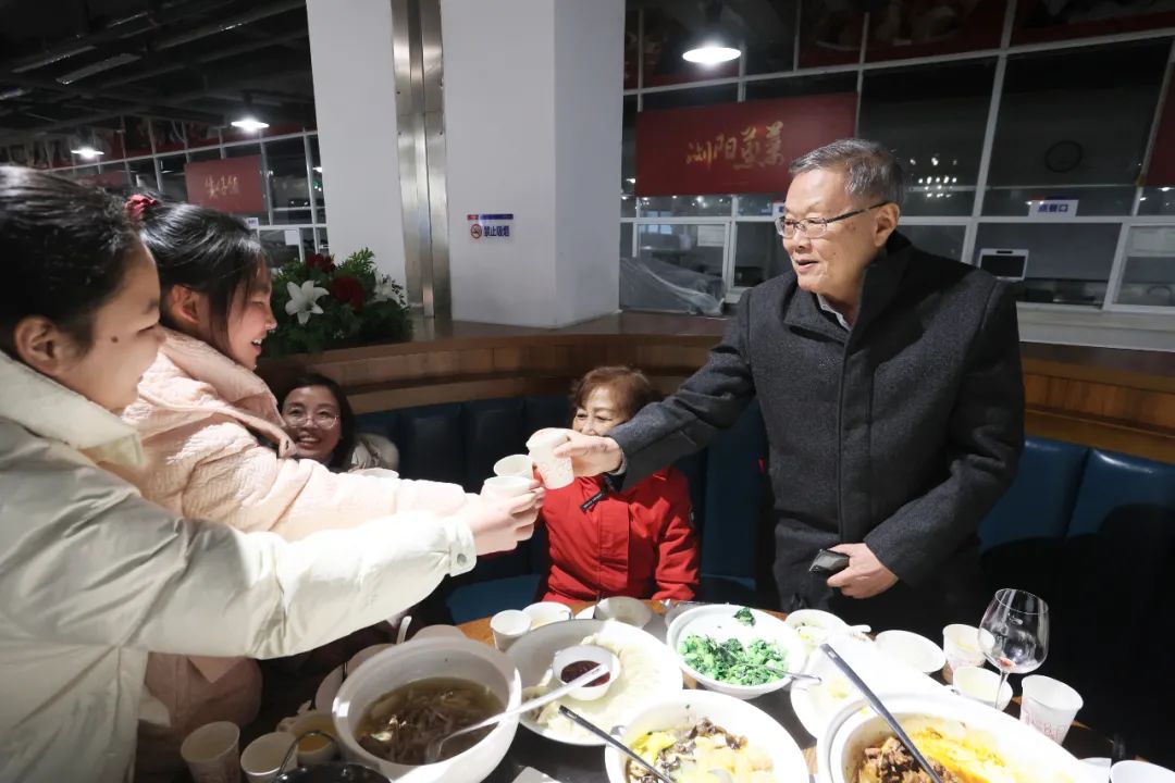 山河智能董事長何清華與留廠員工一起過大年！
