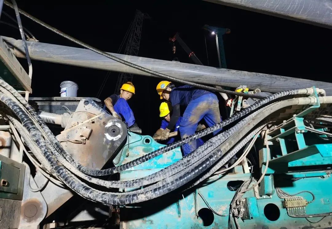 “創造施工奇跡！”他們和山河智能“超級樁備”一起助建燕磯長江大橋