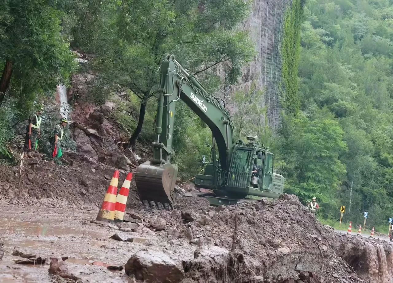 關注！山河智能應急救援裝備助力武警沖鋒北京暴雨搶險救災一線！