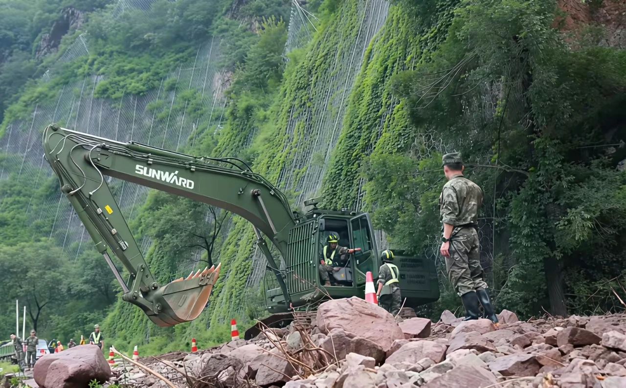 關注！山河智能應急救援裝備助力武警沖鋒北京暴雨搶險救災一線！